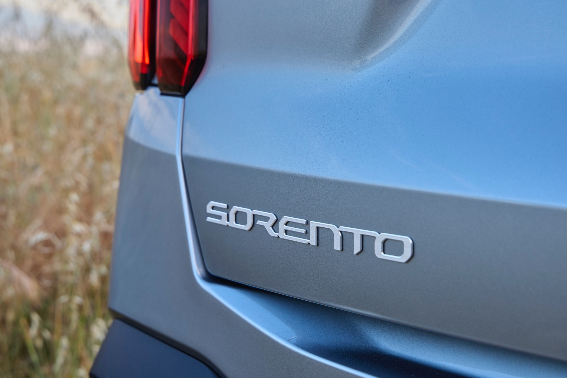 Vista del insigne identificativo del renovado Kia Sorento 2024.