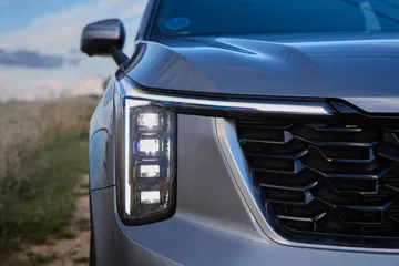 Vista detallada del diseño frontal y lateral del Kia Sorento 2024.