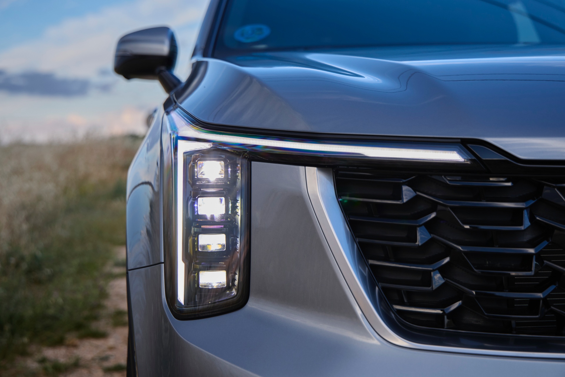 Vista detallada del diseño frontal y lateral del Kia Sorento 2024.