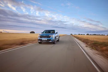 Vista dinámica del Kia Sorento 2024 en carretera abierta.