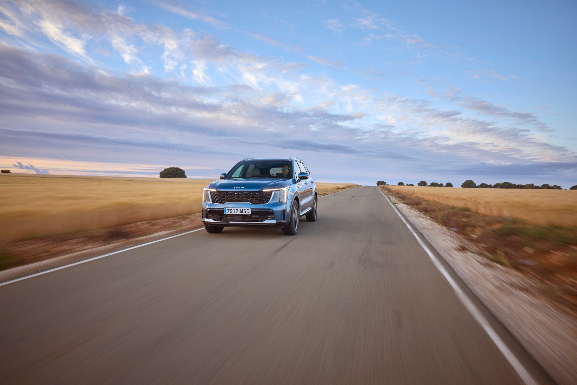 Vista dinámica del Kia Sorento 2024 en carretera abierta.