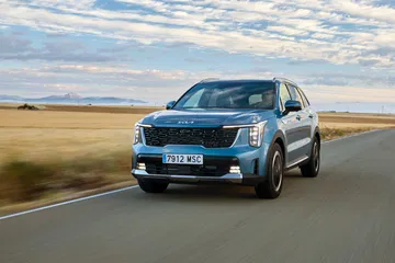 Vista dinámica del Kia Sorento 2024, destacando su robustez y estilo moderno.