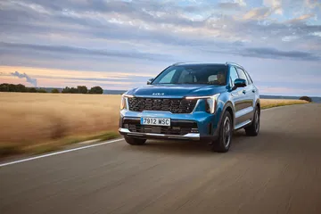 Nueva Kia Sorento 2024 en movimiento, reflejando su robustez y diseño renovado.