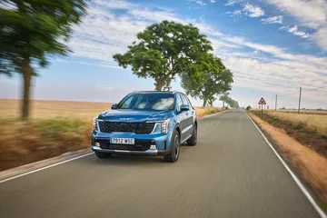 Vista dinámica del Kia Sorento 2024 destacando su línea y frontal