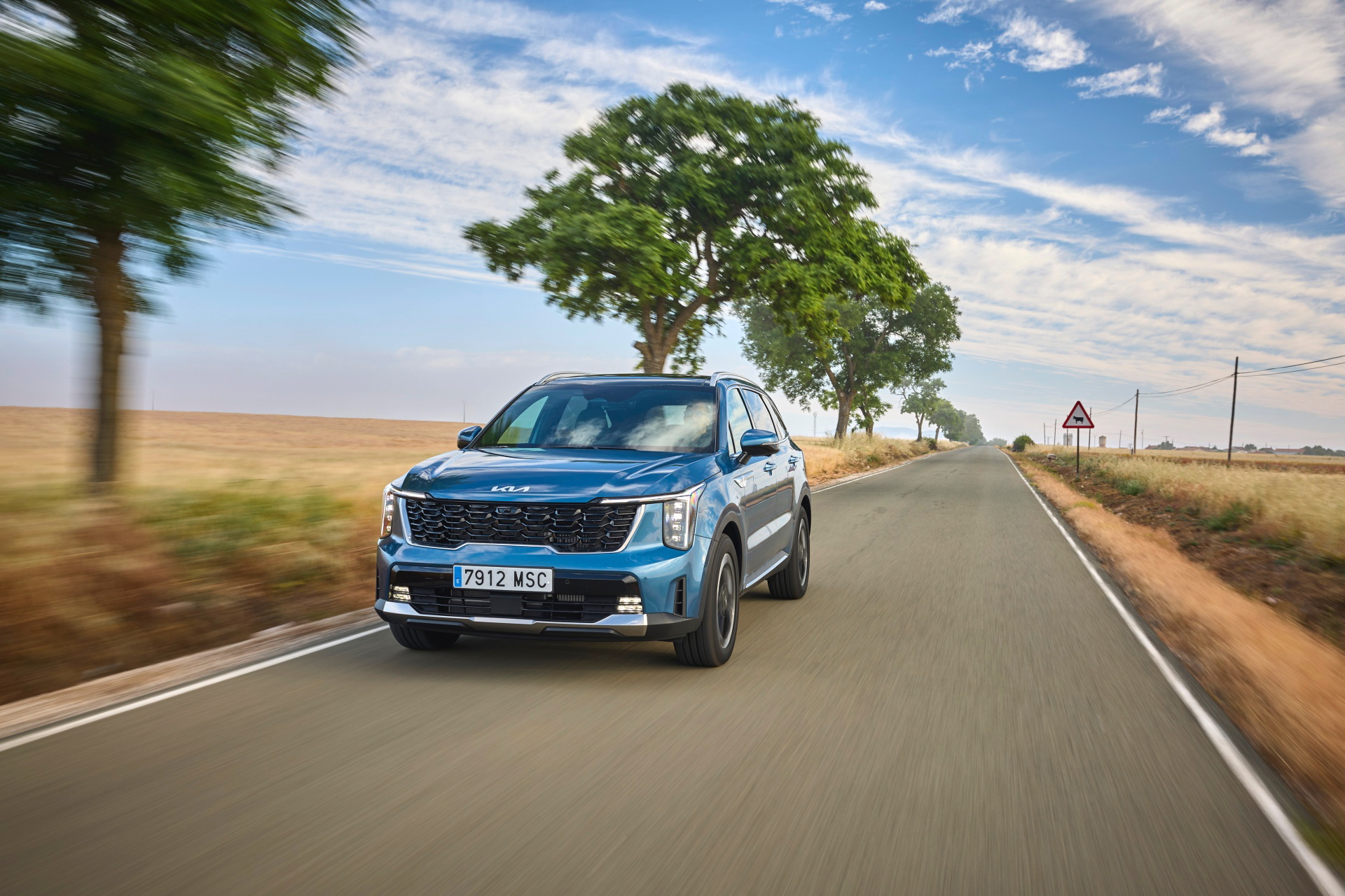 Vista dinámica del Kia Sorento 2024 destacando su línea y frontal