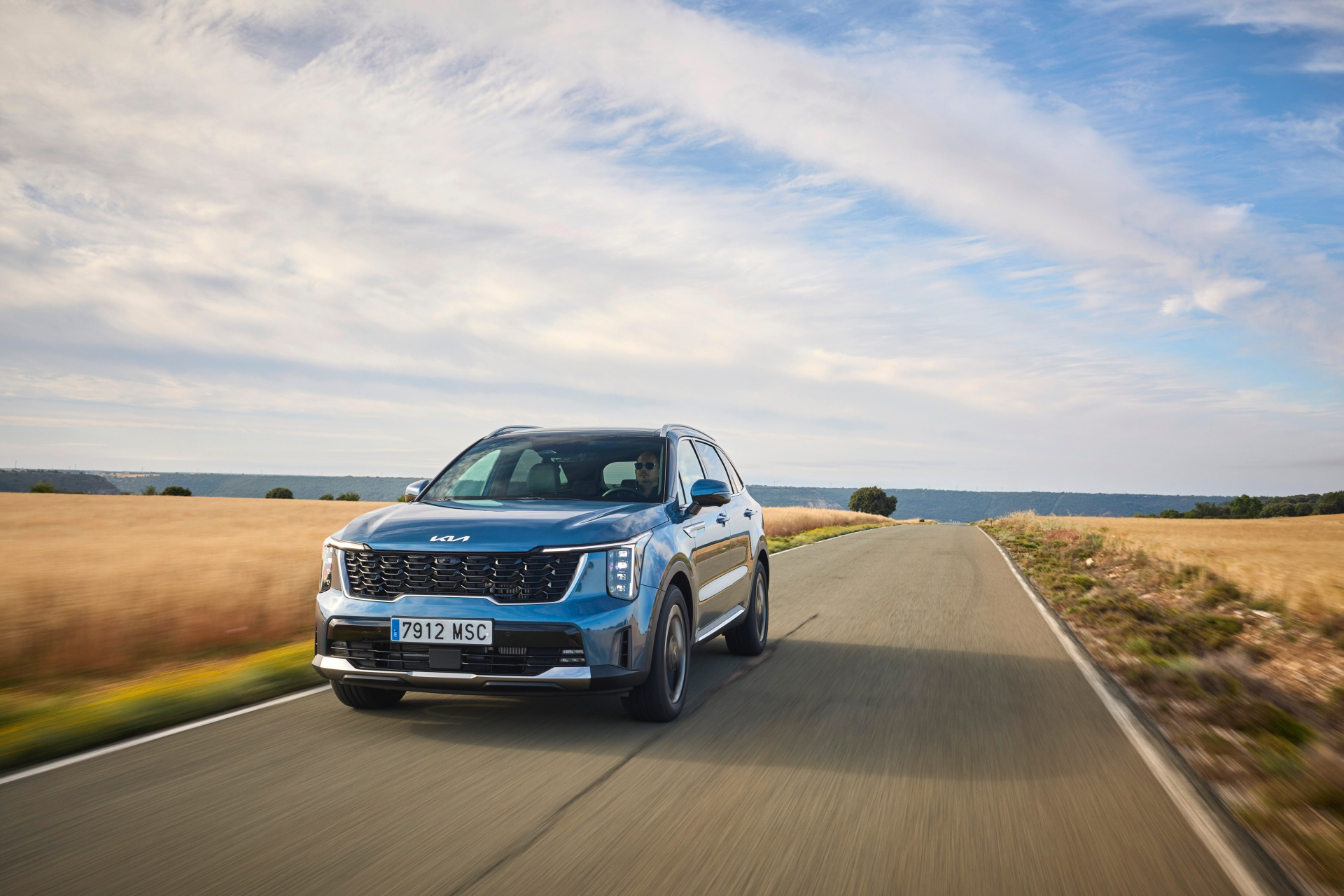 Kia Sorento 2024 destaca por su diseño renovado y su porte elegante en carretera.