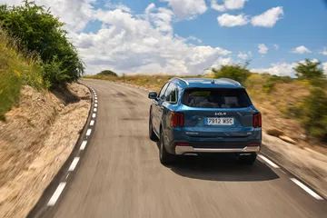 Vista dinámica de un Kia Sorento 2024 mostrando su robustez y diseño renovado.