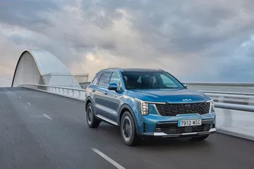 El Kia Sorento 2024 muestra su silueta elegante y robusta en movimiento.