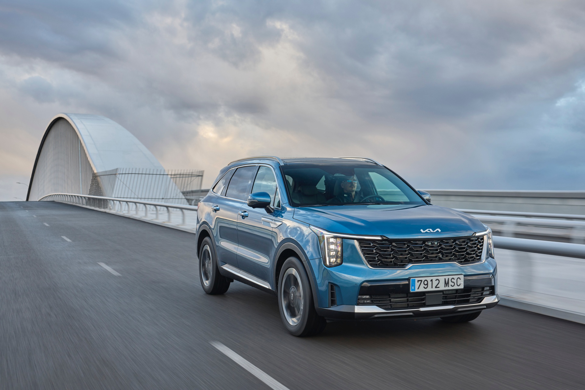 El Kia Sorento 2024 muestra su silueta elegante y robusta en movimiento.