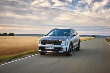 El renovado Kia Sorento 2024 destaca en marcha con su diseño robusto y moderno.