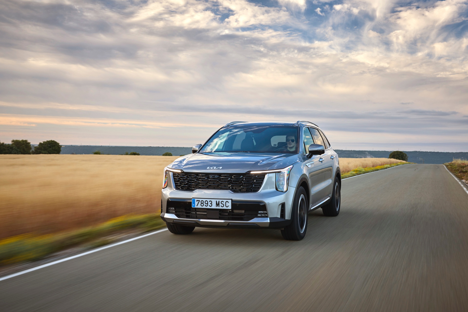 El renovado Kia Sorento 2024 destaca en marcha con su diseño robusto y moderno.