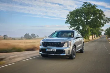 El Kia Sorento 2024 luce un diseño robusto y elegante en marcha.