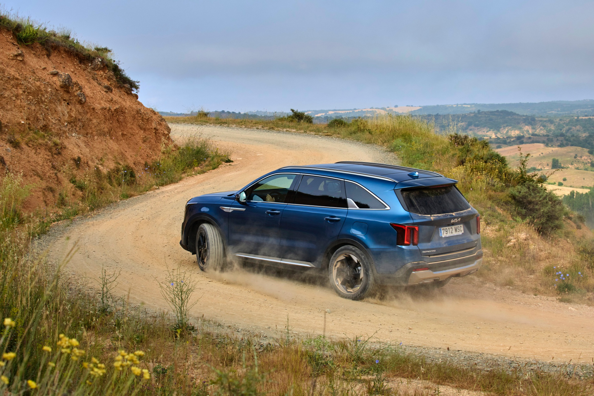 El renovado Kia Sorento 2024 exhibe su diseño robusto y moderno en terreno mixto.