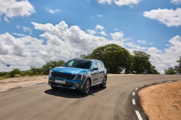 El Kia Sorento 2024 muestra su diseño robusto y renovado en acción.