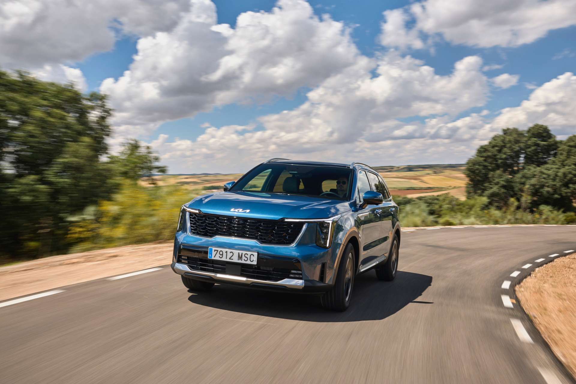 El Kia Sorento 2024 demuestra su elegancia y robustez en carretera.