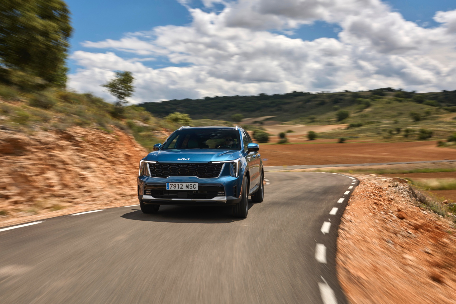 Kia Sorento 2024 en su hábitat natural, mostrando líneas y dinamismo.