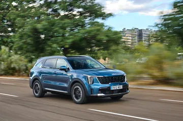 Kia Sorento 2024 captado dinámicamente, destacando su diseño lateral.