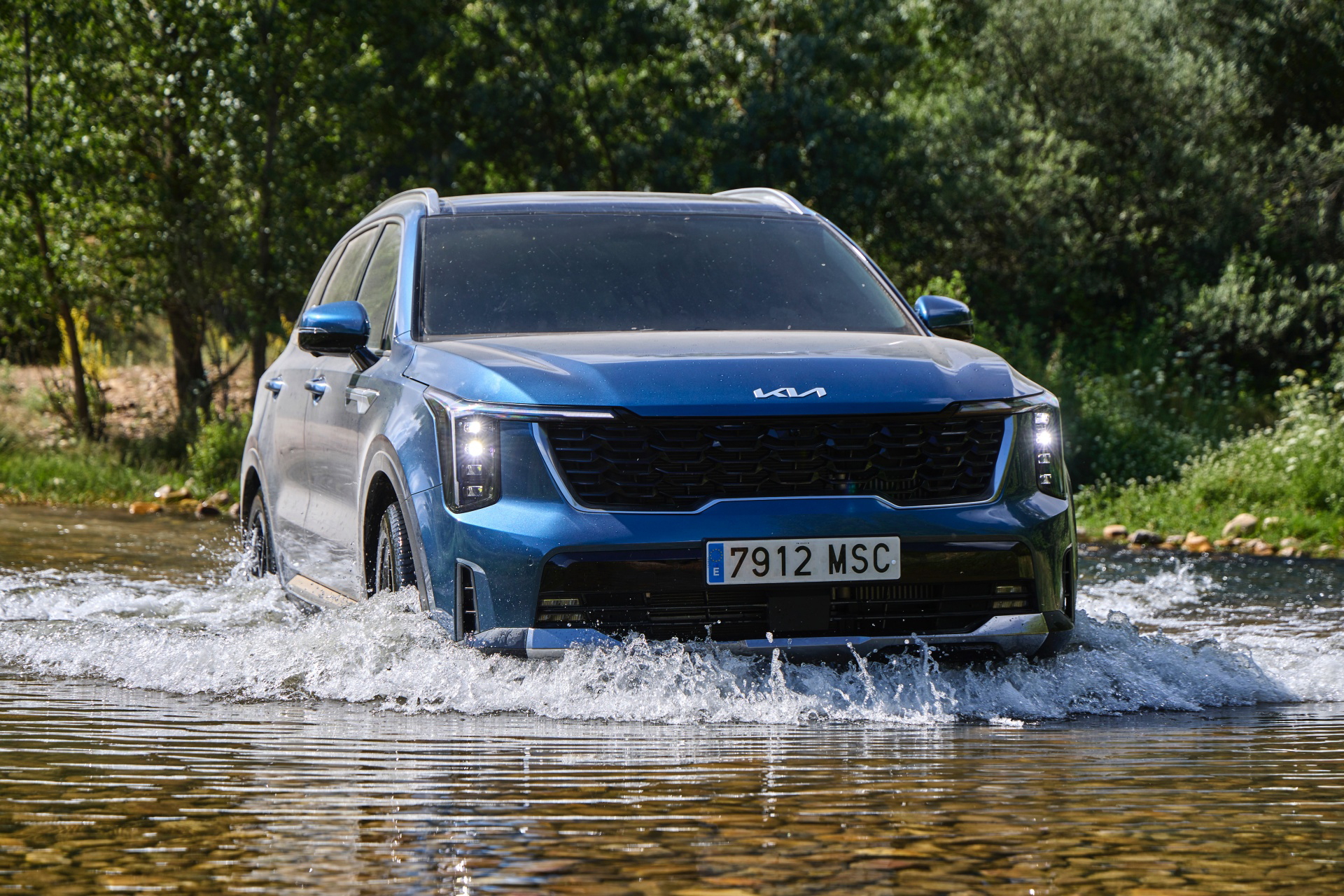 El Kia Sorento 2024 renovado, mostrando su diseño robusto y capacidad de vadeo.