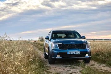 Vista frontal y lateral del Kia Sorento 2024 que muestra su robusta estética.