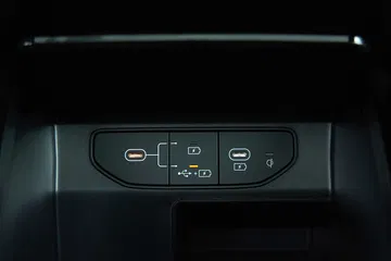 Vista nocturna del cuadro de instrumentos digital del Kia Sorento 2024.
