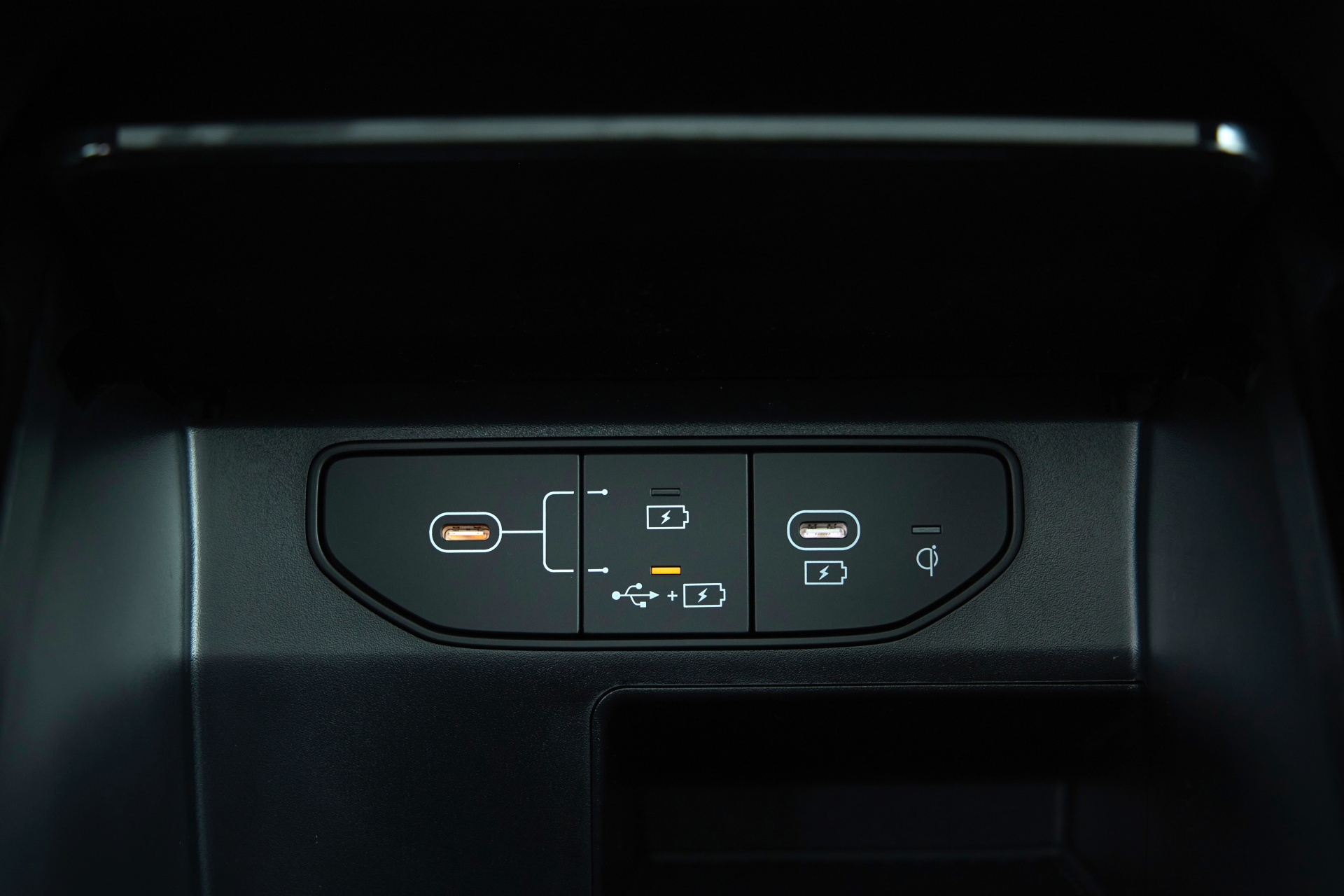 Vista nocturna del cuadro de instrumentos digital del Kia Sorento 2024.