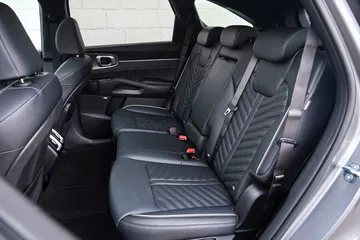 Amplio espacio y confort en los asientos traseros del Kia Sorento 2024