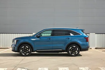 Vista lateral del renovado Kia Sorento 2024, mostrando su diseño robusto y moderno.