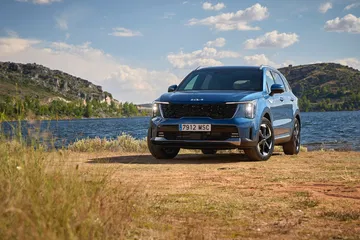 Kia Sorento 2024 luce una línea lateral elegante y robusta.