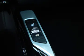 Detalle de los mandos en el volante del Kia Sorento 2024, acabado y ergonomía modernos.
