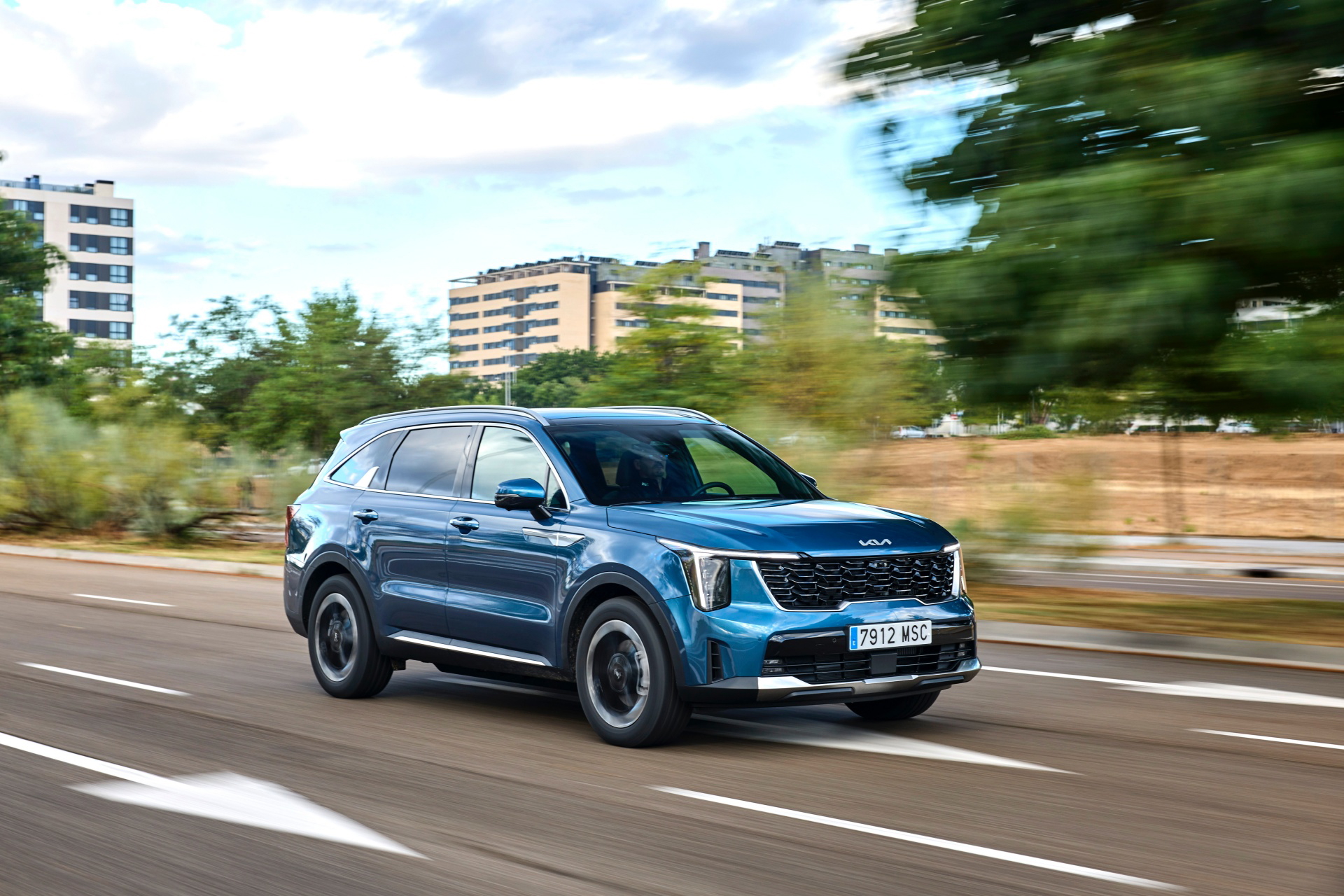 Vista lateral del Kia Sorento 2024 revela su diseño robusto y dinámico.