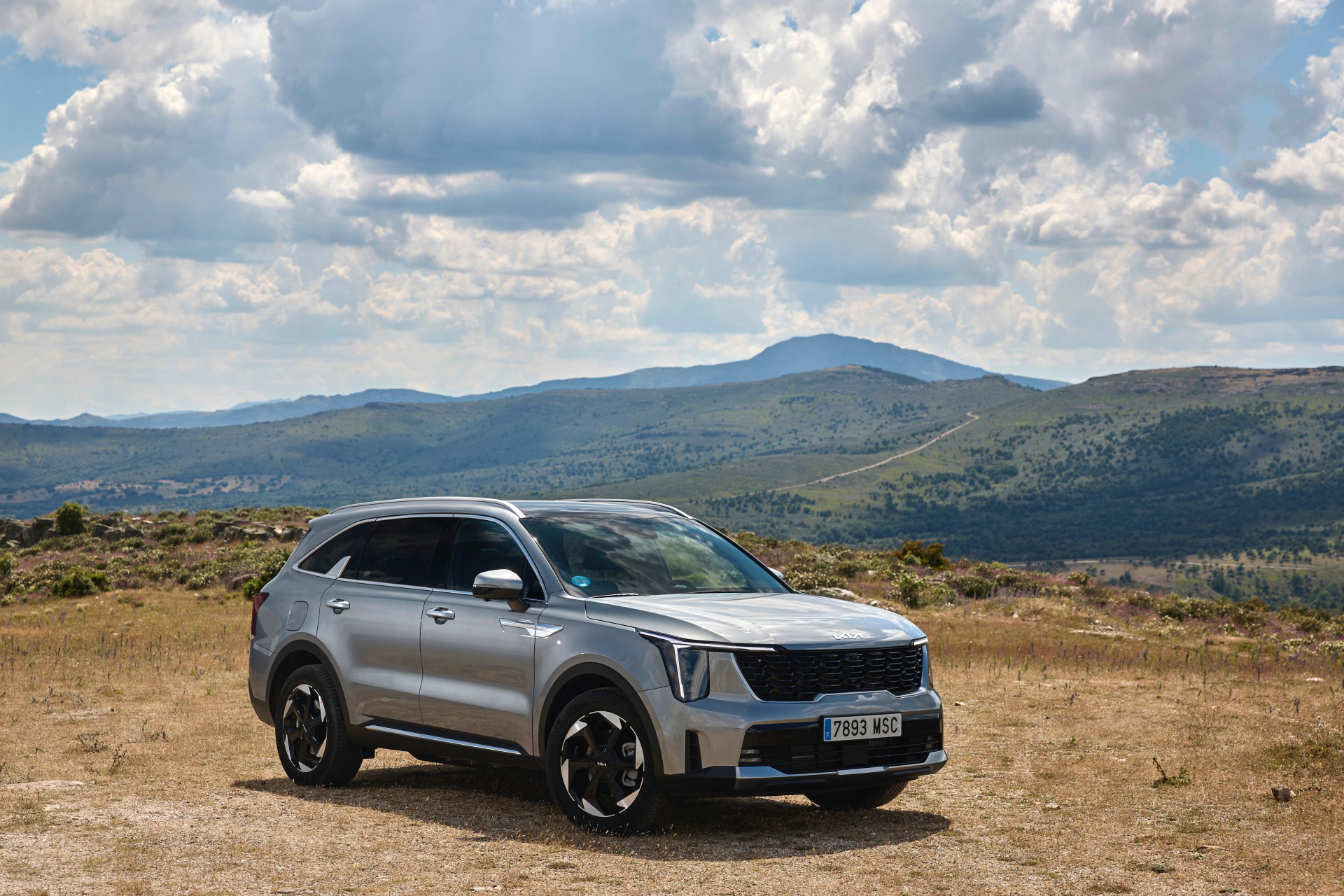 El renovado Kia Sorento 2024 en vista lateral resalta su diseño robusto y moderno.