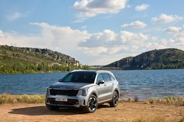 El Kia Sorento 2024 muestra línea moderna y robusta.