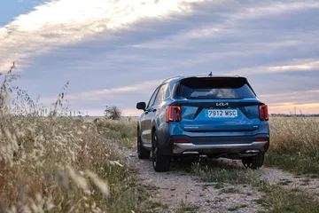 El renovado Kia Sorento 2024 muestra su diseño robusto y líneas modernas.