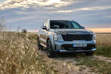 Vista ¾ delantera del Kia Sorento 2024, mostrando su diseño robusto.