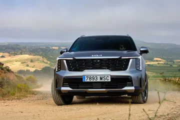Vista frontal del Kia Sorento 2024, imponente con líneas modernas y robustez SUV.