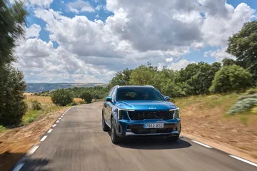 Nueva Kia Sorento 2024 capturada en su hábitat natural, mostrando líneas renovadas.