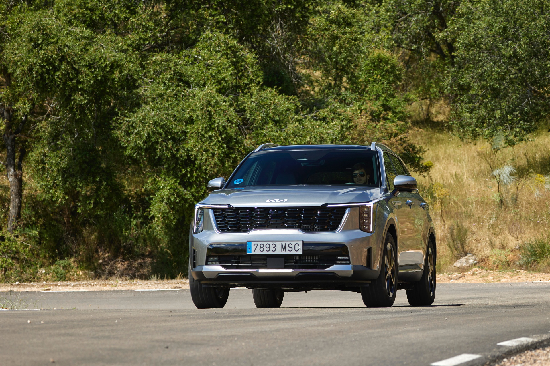 Vista delantera y lateral del Kia Sorento 2024, mostrando su diseño robusto y moderno.
