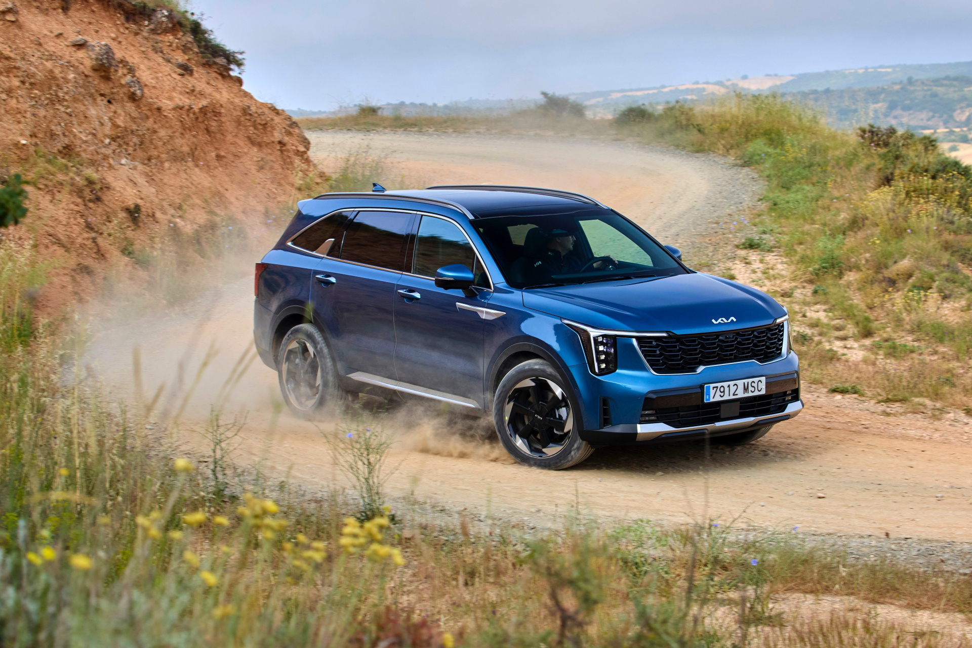 El Kia Sorento 2024 posa en terreno abrupto, mostrando su perfil robusto y líneas modernas.