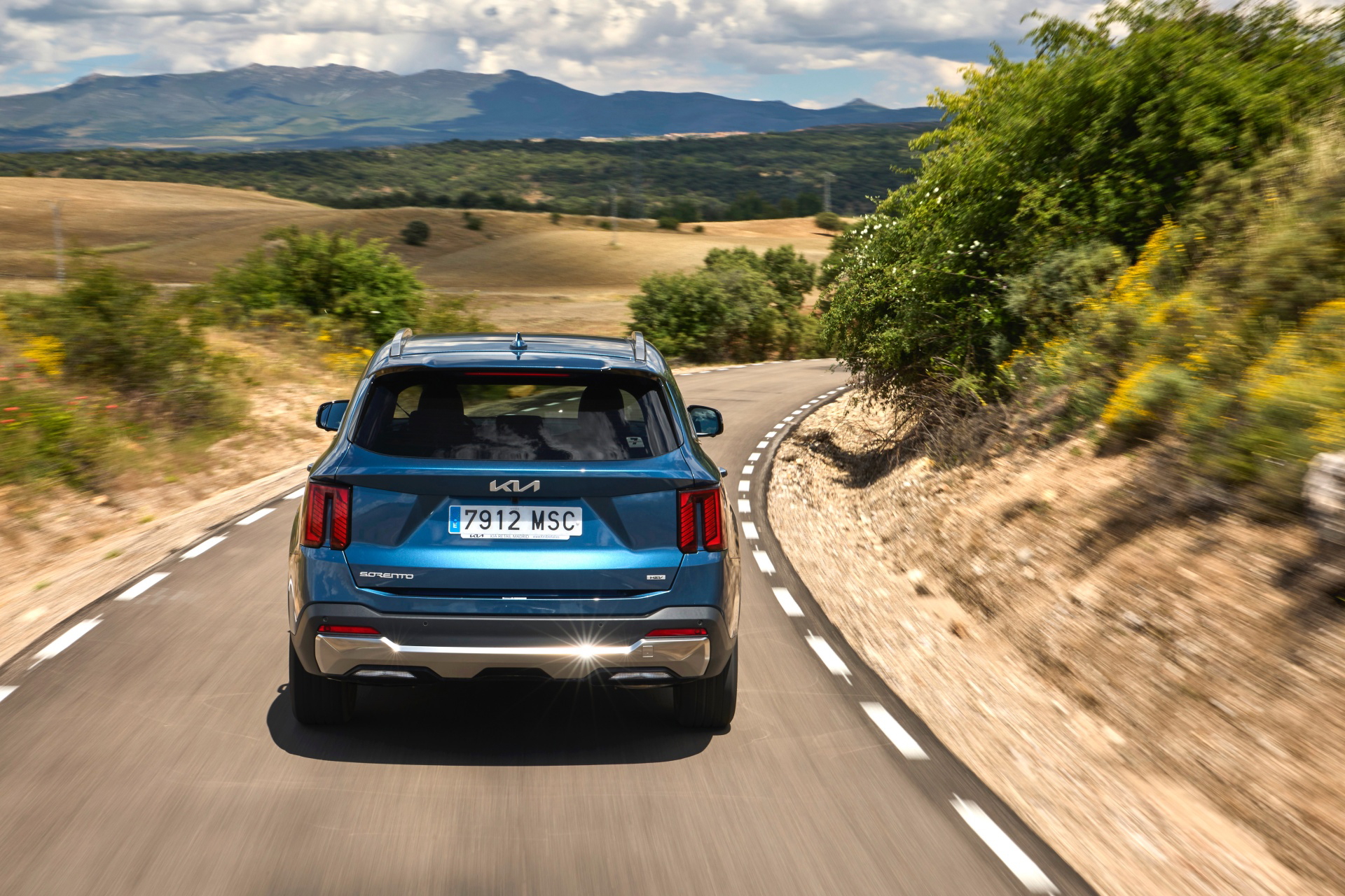 Vista trasera del Kia Sorento 2024 destacando su robustez y diseño moderno.
