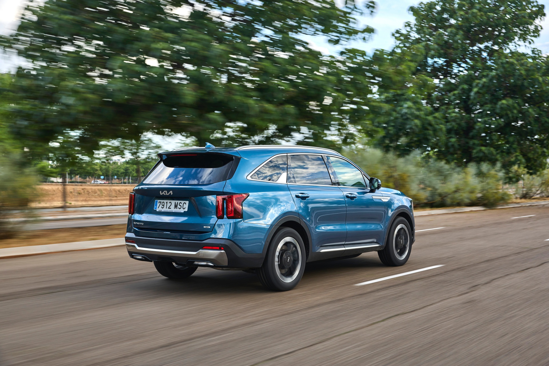 Vista trasera y lateral del Kia Sorento 2024, mostrando líneas elegantes y robustas.