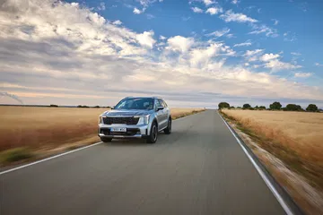 El Kia Sorento 2024 se muestra majestuoso en marcha, combinando elegancia y robustez.