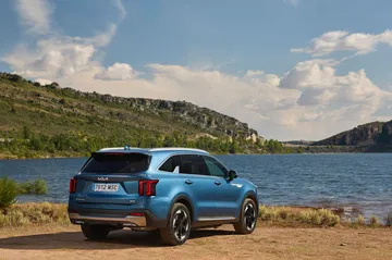 Vista trasera y lateral del renovado Kia Sorento 2024 en entorno natural.