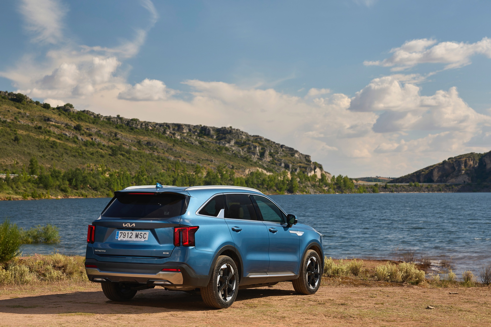 Vista trasera y lateral del renovado Kia Sorento 2024 en entorno natural.