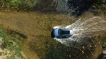 Vista aérea del Kia Sorento 2024 destacando su capacidad off-road