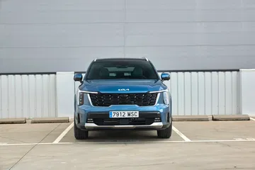 La fascia del Kia Sorento 2024 resalta por su diseño robusto y moderno.