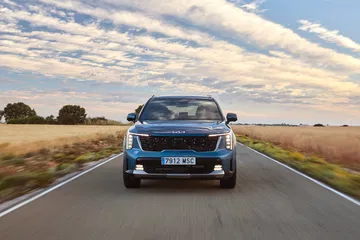 El Kia Sorento 2024 muestra un diseño robusto y moderno, con líneas definidas.
