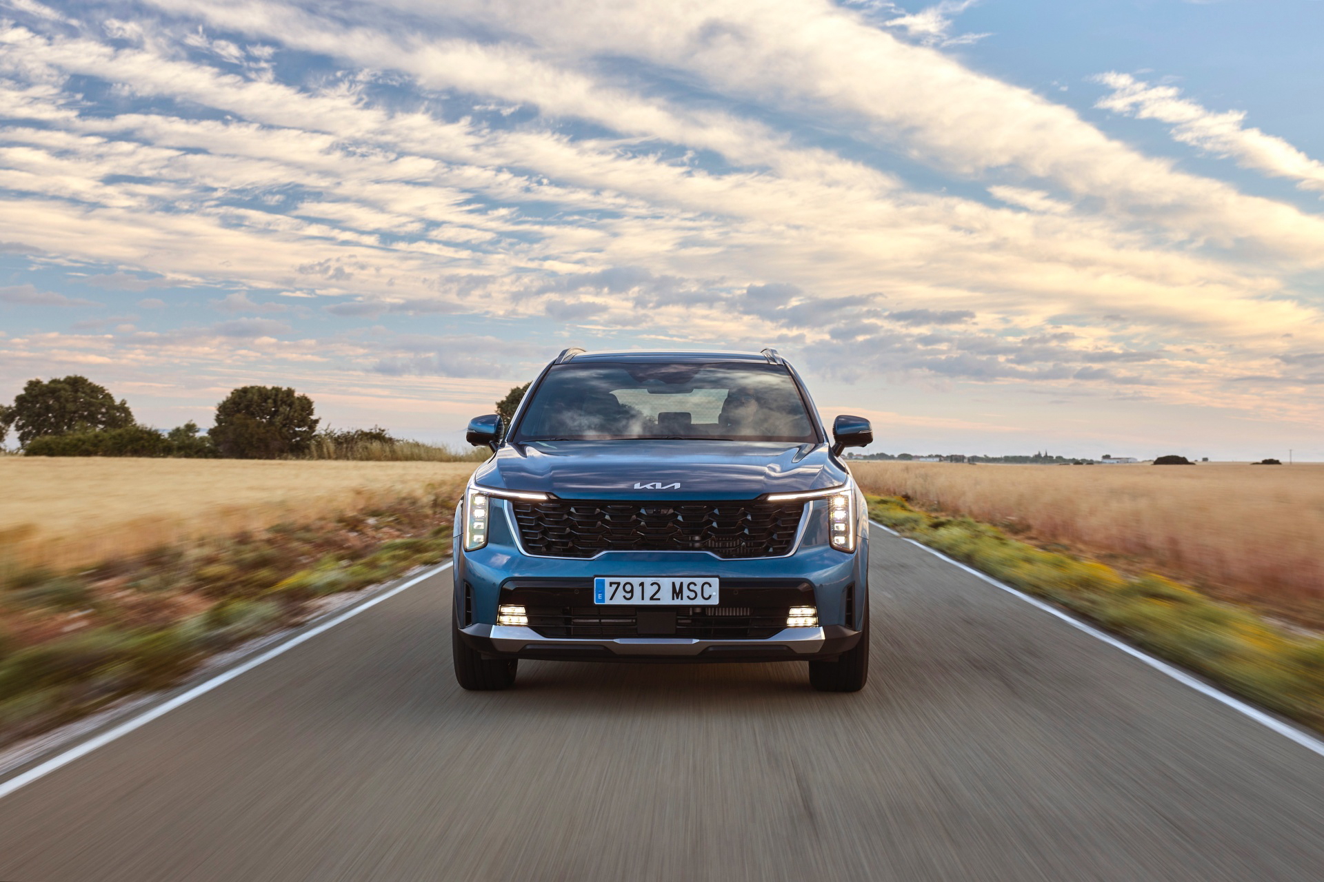 El Kia Sorento 2024 muestra un diseño robusto y moderno, con líneas definidas.