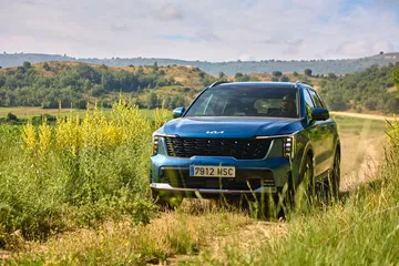 Kia Sorento 2024 exhibe diseño robusto, ideal para terrenos mixtos.