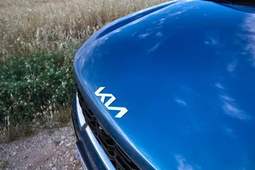 Vista cercana del detalle distintivo en el exterior del Kia Sorento 2024
