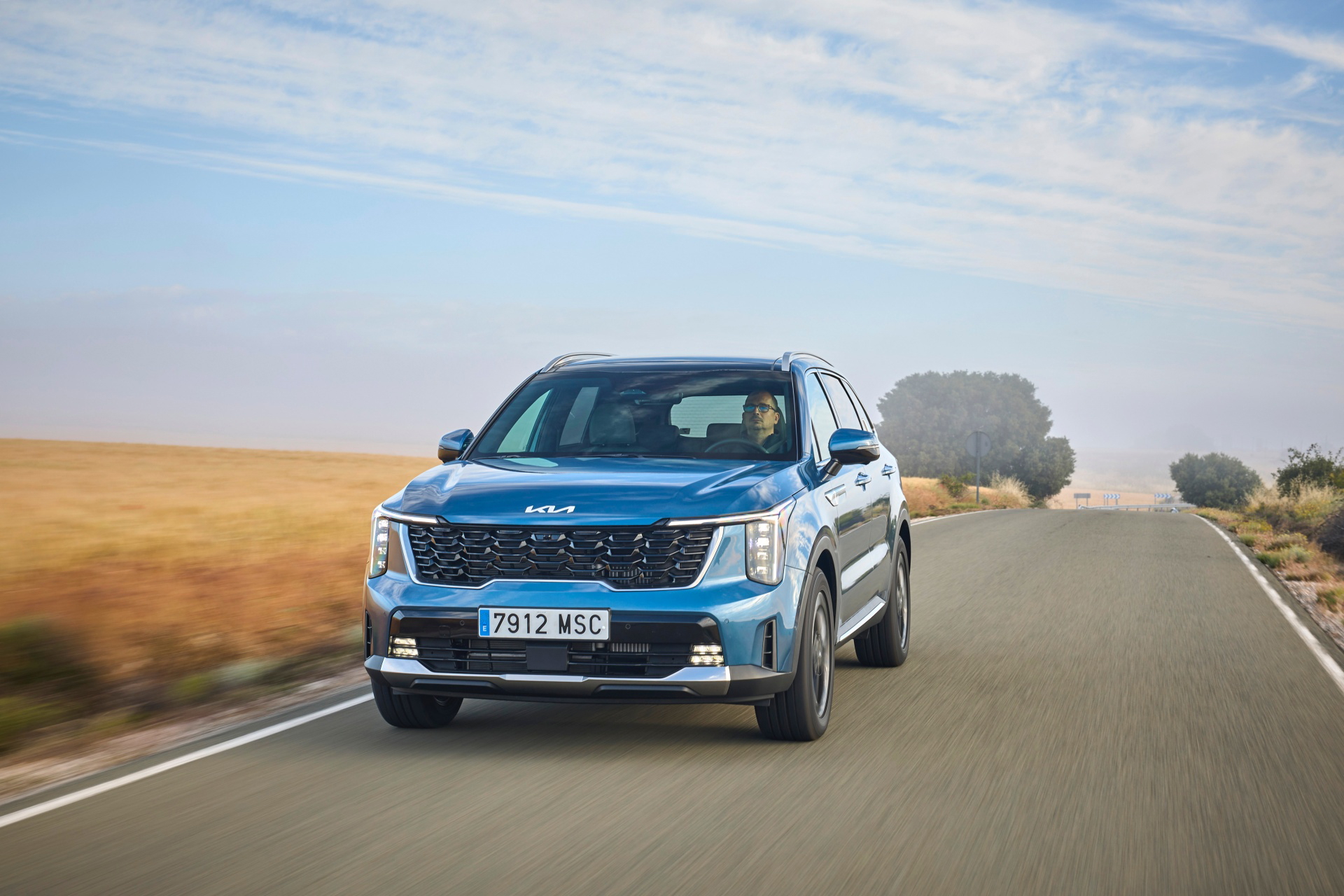 Nuevo Kia Sorento 2024 en movimento, mostrando su robusta estética y líneas modernas.
